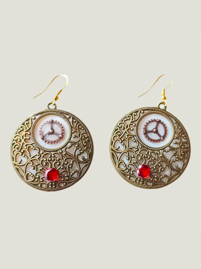 Boucles d’oreilles en Nacre surmontée d'un élément ouvragé et d'un engrenages en alliage bronze et de 2 beaux Grenats, avec crochets dorés