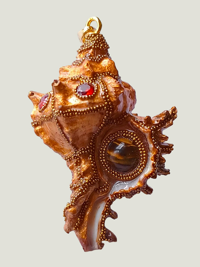 verso Pendentif Coquillage orné de perles dorées grenats et œil de tigre marron