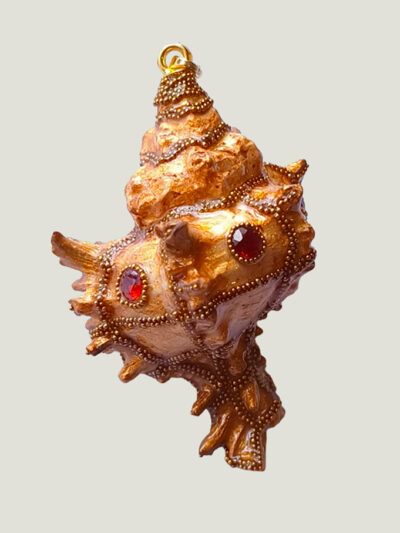 recto Pendentif Coquillage orné de perles dorées grenats et œil de tigre marron