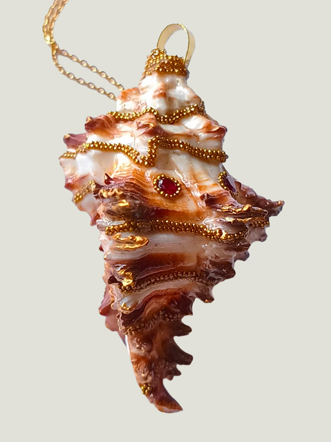 recto 2 pendentif Coquillage beige clair avec pointes orné de perles dorées et grenats avec une bélière dorée