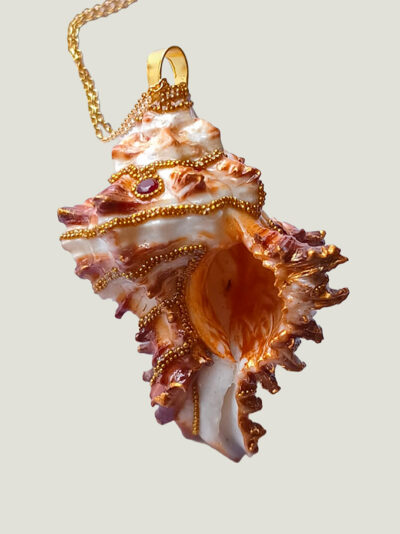 verso pendentif Coquillage beige clair avec pointes orné de perles dorées et grenats avec une bélière dorée