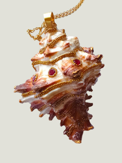 recto pendentif Coquillage beige clair avec pointes orné de perles dorées et grenats avec une bélière dorée