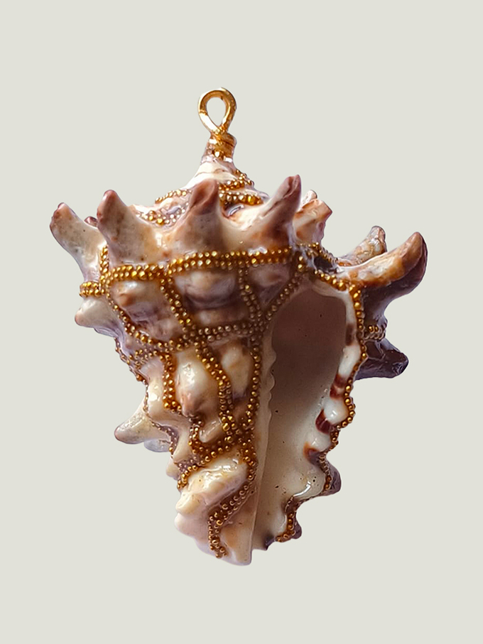 verso pendentif Coquillage beige clair avec pointes orné de perles dorées avec une bélière dorée