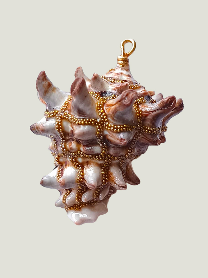 recto pendentif Coquillage beige clair avec pointes orné de perles dorées avec une bélière dorée