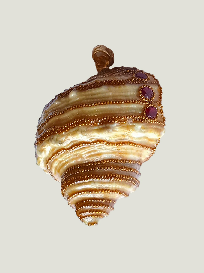 recto pendentif Coquillage beige clair orné de perles dorées, de grenats et d'une grosse agate noire et dorée avec une bélière dorée