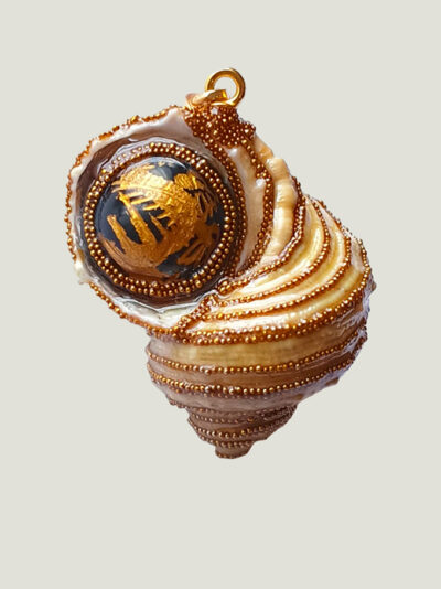 Verso pendentif Coquillage beige clair orné de perles dorées, de grenats et d'une grosse agate noire et dorée avec une bélière dorée