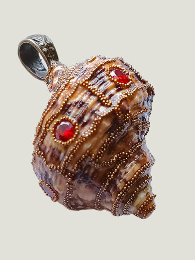 recto 2 pendentif Coquillage marron foncé orné de perles dorées et de 5 Grenats avec une bélière gravée couleur bronze,