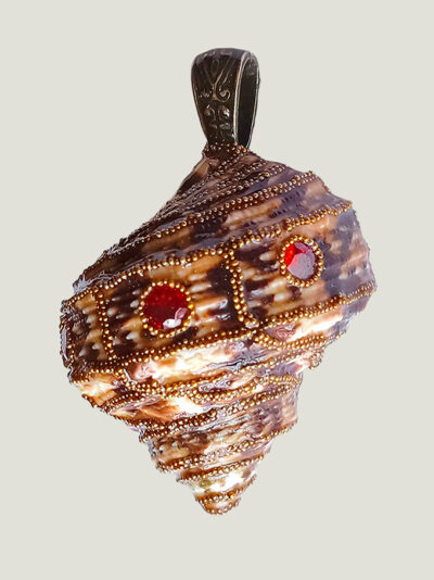 recto pendentif Coquillage marron foncé orné de perles dorées et de 5 Grenats avec une bélière gravée couleur bronze,