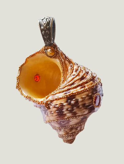 verso recto pendentif Coquillage marron foncé orné de perles dorées et de 5 Grenats avec une bélière gravée couleur bronze