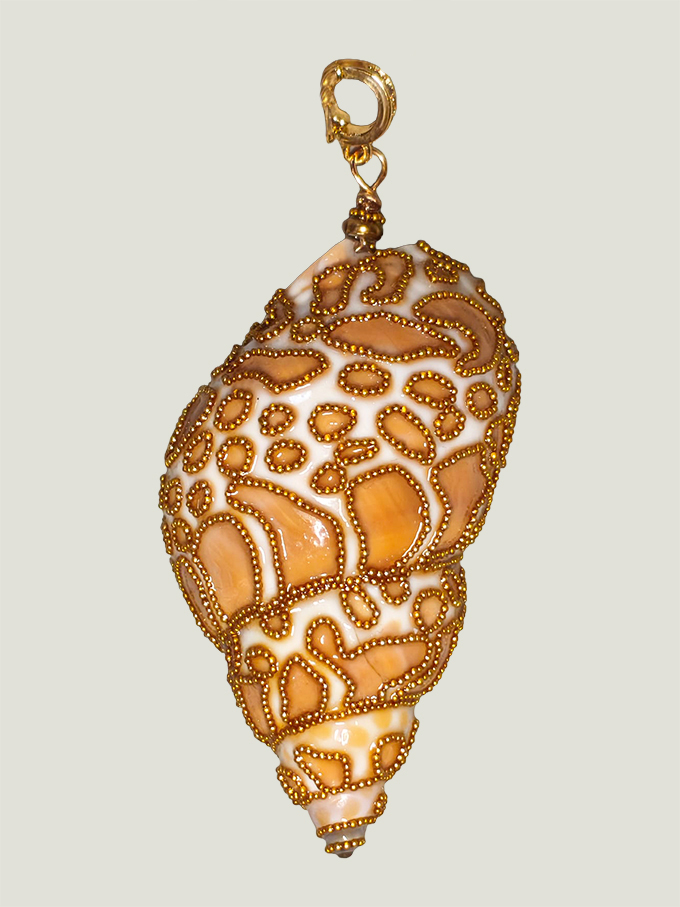 recto Pendentif Coquillage orné de perles dorées qui forment des tâches marron clair ressemblant à un jaguar avec bélière dorée