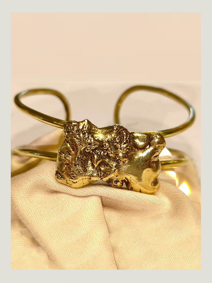 vue du dessus de la pépite en laiton fondu rectangulaire du Bracelet manchette semi-ouvert en fil de laiton épais