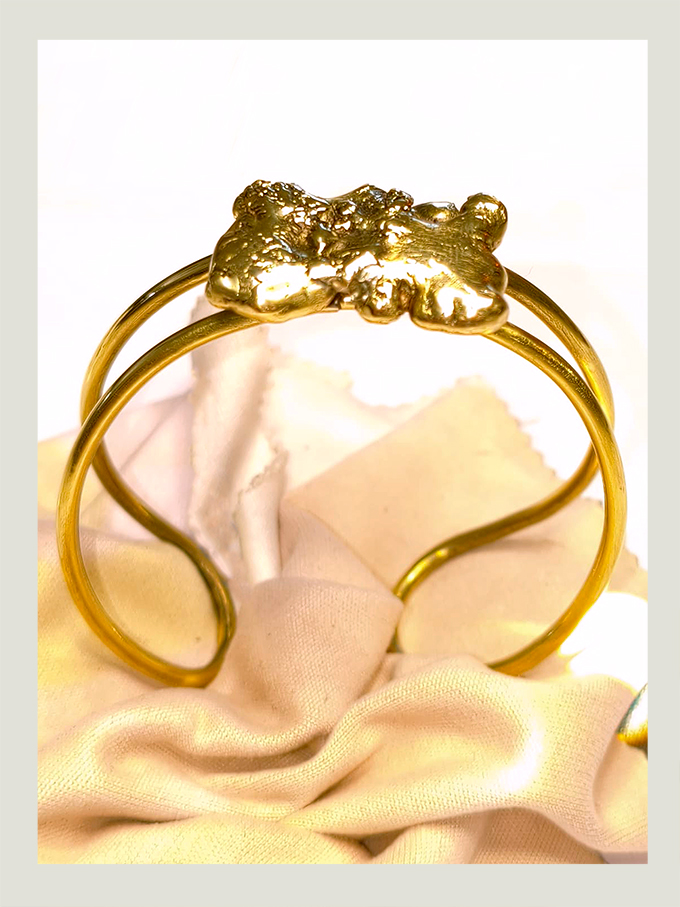 Bracelet manchette semi-ouvert en fil de laiton épais surmonté d'une pépite de laiton fondu de forme rectangulaire