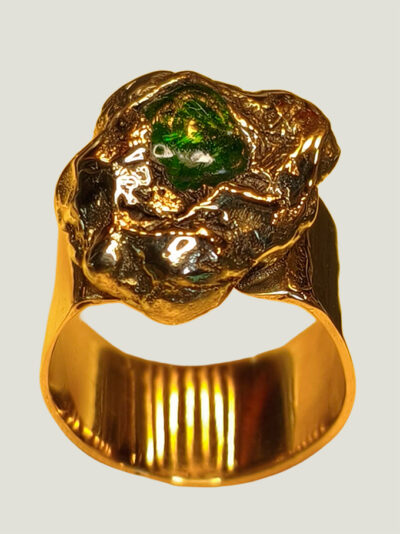 vue de dessus d'une bague fermée en laiton finition poli miroir avec pépite laiton fondue et perle de verre enserrée