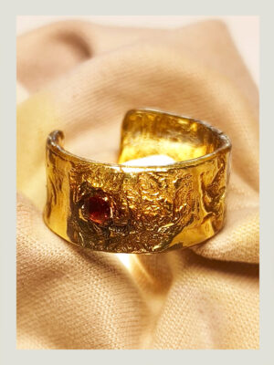 Bague semi-ouverte large en laiton réticulé avec un grenat incrusté sur le côté