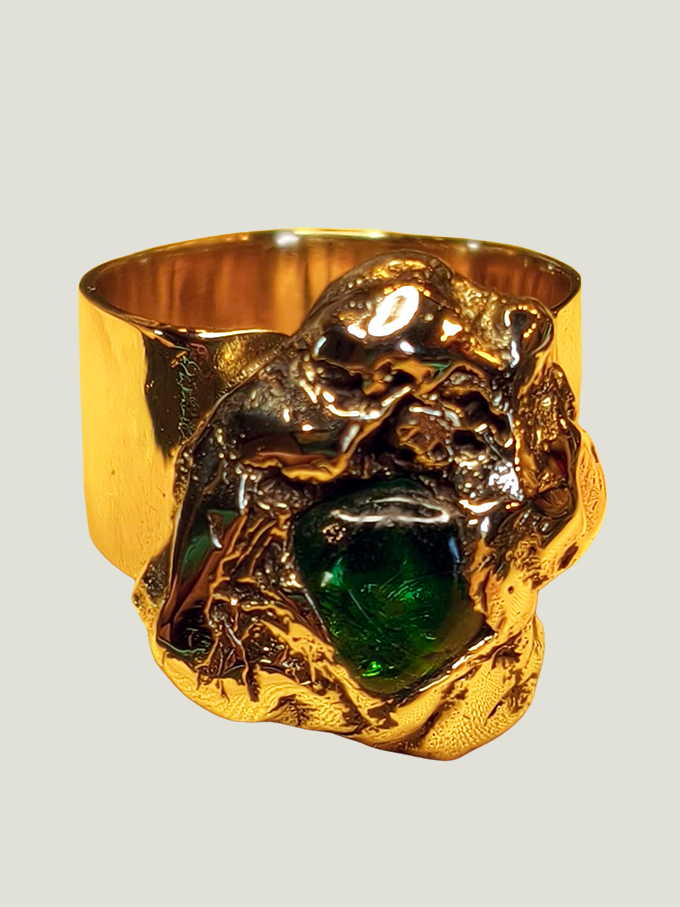 vue de face d'une bague fermée en laiton finition poli miroir avec pépite laiton fondue et perle de verre enserrée