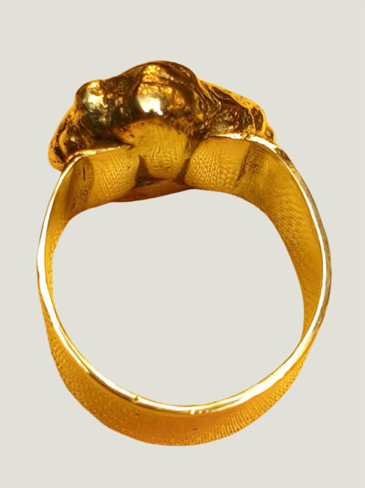 vue intérieur d'une bague fermée en laiton finition poli miroir avec pépite laiton fondue