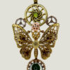 recto pendentif composé d'engrenages et d'un papillon en alliage orné d'un péridot vert et perle oeil de tigre vert montée sur axe et avec une bélière couleur bronze