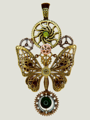 recto pendentif composé d'engrenages et d'un papillon en alliage orné d'un péridot vert et perle oeil de tigre vert montée sur axe et avec une bélière couleur bronze