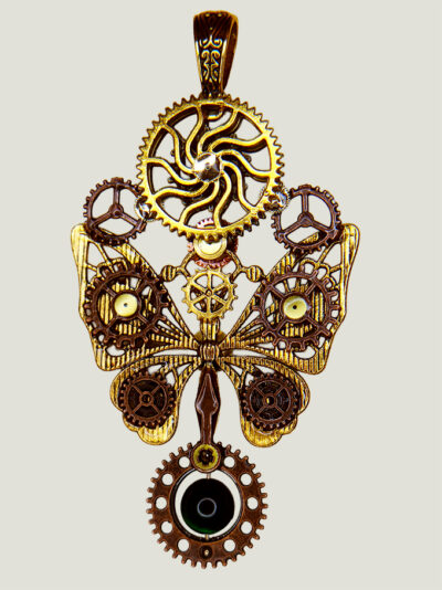 verso pendentif composé d'engrenages et d'un papillon en alliage orné d'une perle oeil de tigre vert montée sur axe et avec une bélière couleur bronze
