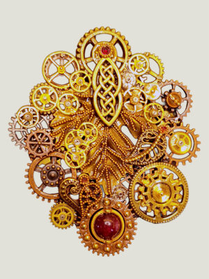 Recto d'une Broche composée d'engrenages et pièces en alliage ton dorés et cuivre avec des grenats et une perle calcédoine montée sur un axe