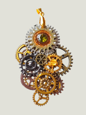 recto d'un pendentif composé d'engrenages en alliage orné d'un péridot vert et avec une bélière dorée