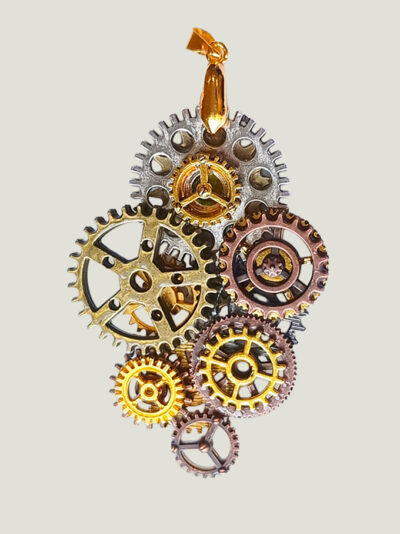 verso recto d'un pendentif composé d'engrenages en alliage et avec une bélière dorée
