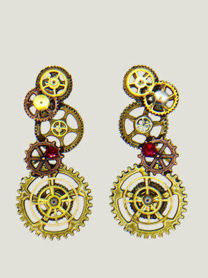 Boucles d'Oreilles composées de 5 engrenages collés verticalement avec un grenat sur chaque boucle