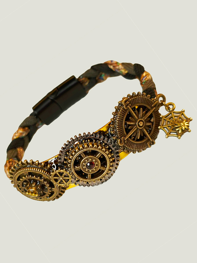 Bracelet en paracorde tressée avec des engrenages couleur bronze dessus consolidé par fil de laiton dessous et un fermoir noir magnétique à l'arrière, Bracelet en paracorde tressée avec des engrenages couleur bronze dessus et fil de laiton dessous porté par un homme brun barbu dont on ne voit que le poignet et le bas du visage, style steampunk