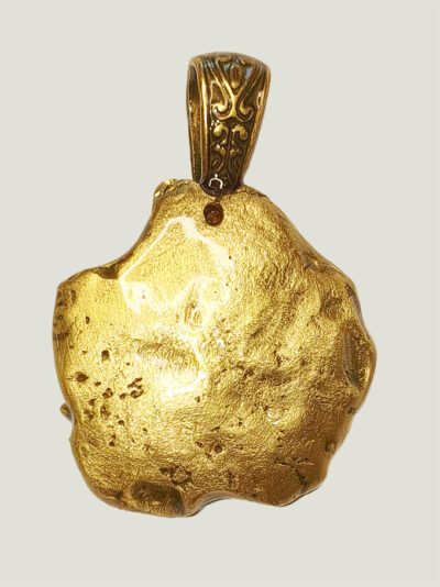 verso du pendentif en laiton fondu et formé en pépites