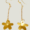 Boucles d'oreilles pendantes en forme de petites fleurs en laiton martelé attachées à des crochets dorés par une fine chaine dorée
