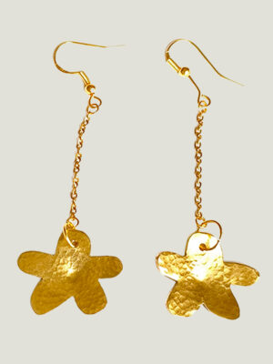 Boucles d'oreilles pendantes en forme de petites fleurs en laiton martelé attachées à des crochets dorés par une fine chaine dorée