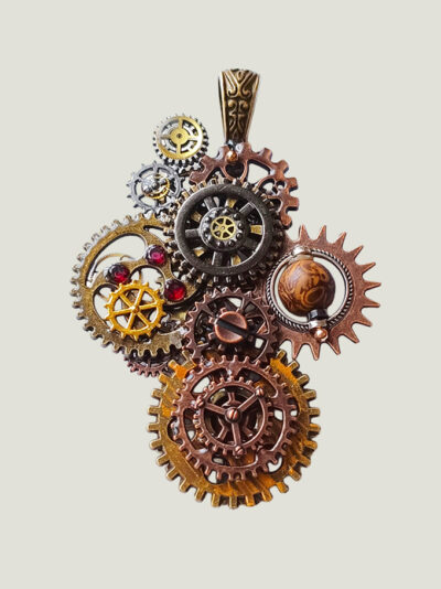 recto Pendentif composé d’engrenages alliage, orné de 2 Grenats et d'une Agate marron montée sur un axe avec une bélière gravée de couleur bronze