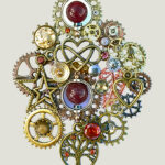 Broche Steampunk NYMPHÉA avec Grenats et Calcédoine
