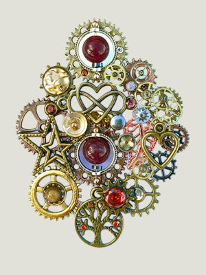 recto Broche engrenages coeur et étoile en alliage avec des grenats et deux perles calcédoine rose foncé montées sur un axe