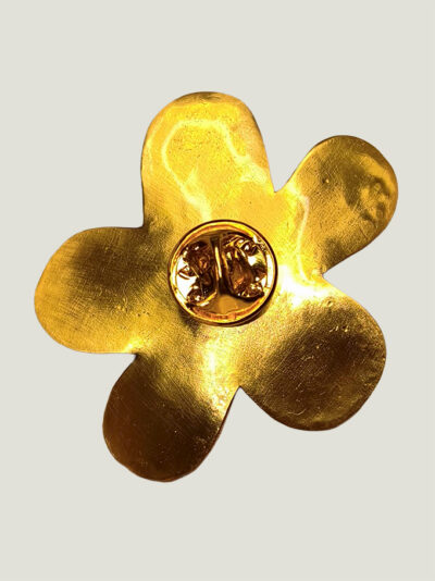verso d'une Broche en laiton martelé en forme de grosse fleur avec son attache