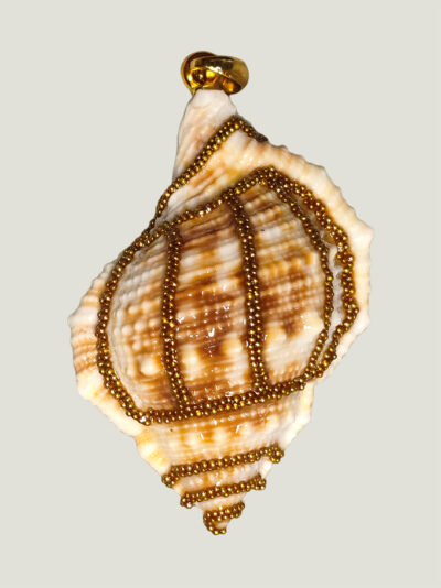 recto Pendentif Coquillage orné de perles dorées