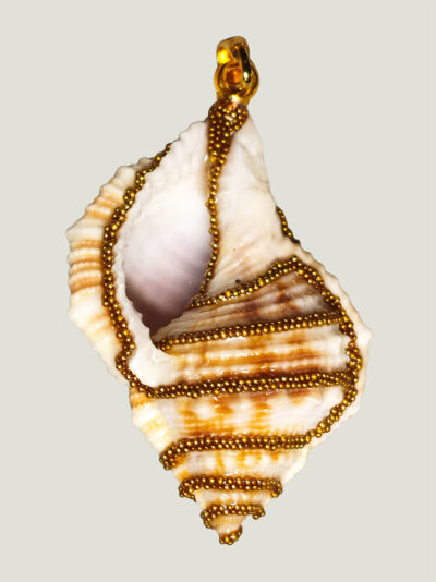 verso Pendentif Coquillage orné de perles dorées