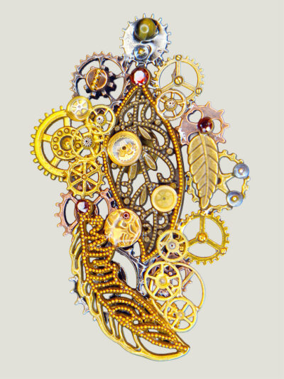 recto Broche engrenages et plume en alliage avec des grenats et une perle oeil de tigre vert