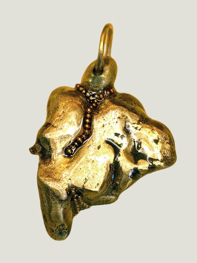 Verso pendentif pépite laiton fondue ornée de petites perles dorées avec anneau en laiton