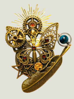 Recto d'une broche faite avec engrenages et des pièces en laiton papillon et plume, soleil avec une perle verte montée sur un axe sur le côté et des grenats parsemés