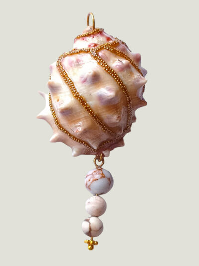 recto pendentif Coquillage beige clair ovale orné de perles dorées et de 3 perles de jaspe claires dessous avec une bélière dorée