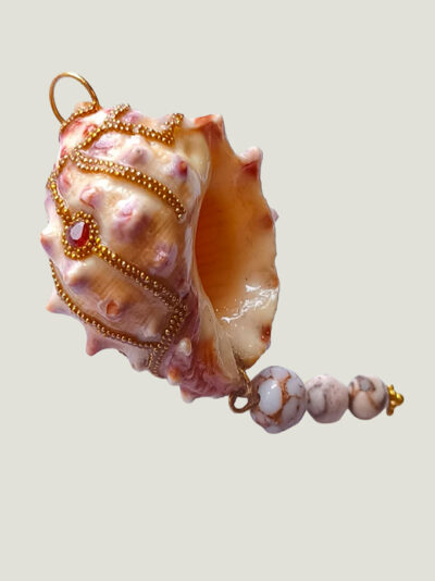 verso pendentif Coquillage beige clair ovale orné de perles dorées et de 3 perles de jaspe claires dessous avec une bélière dorée