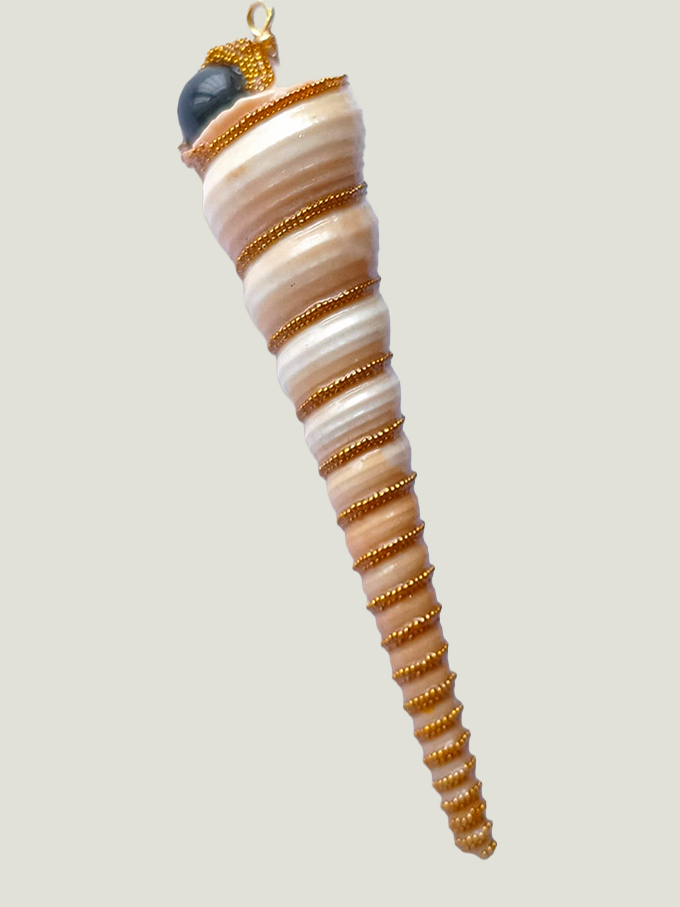 recto pendentif Coquillage très long et pointu beige clair orné de perles dorées et d'une obsidienne noire avec une bélière dorée