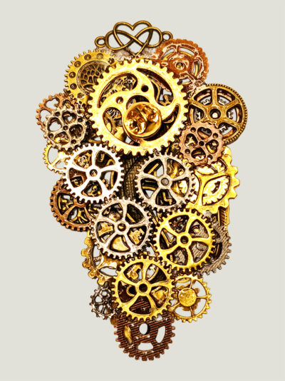 verso Broche bijou engrenages collés un à un avec grenat