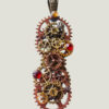 recto Pendentif long composé d’engrenages alliage, orné de Grenats avec une bélière gravée de couleur bronze