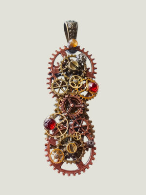 recto Pendentif long composé d’engrenages alliage, orné de Grenats avec une bélière gravée de couleur bronze