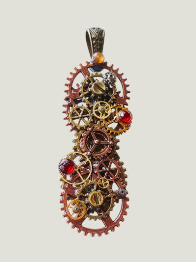 recto Pendentif long composé d’engrenages alliage, orné de Grenats avec une bélière gravée de couleur bronze