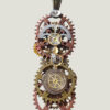 verso Pendentif long composé d’engrenages alliage avec une bélière gravée de couleur bronze
