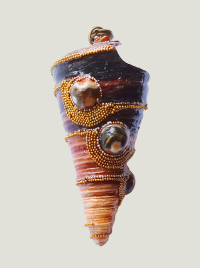 Recto pendentif Coquillage long et pointu marron foncé orné de perles dorées et de 3 agates marron