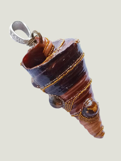 verso pendentif Coquillage marron foncé orné de perles dorées et de 5 Grenats avec une bélière gravée couleur argent